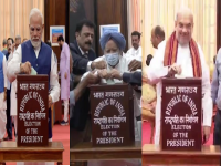 President Election: मोदी-शाह यांच्यासह अनेकांनी केले मतदान, माजी पंतप्रधान मनमोहन सिंग व्हीलचेअरवरुन आले, पाहा Photos - Marathi News | President Election 2022: Modi-Shah voted, former Prime Minister Manmohan Singh came from a wheelchair, see Photos | Latest national Photos at Lokmat.com