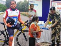 जिद्दीला सलाम! एका पायावर तिचा ३८०० किलोमीटर भारतभर प्रवास! - Marathi News | Admirable! She lost a leg in an accident, and now she has set a record in cycling; See photo | Latest national Photos at Lokmat.com