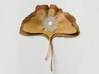 एका आर्टिस्टने वाळलेल्या पानांना दिलं नवं जीवन, फोटो पाहून व्हाल अवाक् - Marathi News | 20 dried leaves crochet art by Susanna Bauer | Latest social-viral Photos at Lokmat.com