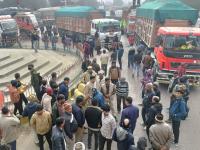 १० वर्ष शिक्षा, ७ लाख दंड...; कोणत्या कायद्याविरोधात देशभरात ट्रकचालक आक्रमक झालेत? - Marathi News | 10 years imprisonment, 7 lakh fine...; Private bus and truck drivers protest new hit-and-run law across states | Latest national Photos at Lokmat.com