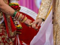 बाबो! लग्नाच्या मंडपातच नवरीला झाल्या उलट्या; पतीने दवाखान्यात नेताच, झालं असं काही.... - Marathi News | Karnataka bride vomits on wedding day groom forces to undergo virginity test | Latest jarahatke Photos at Lokmat.com