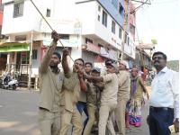 कोल्हापूरात महावितरणची पाच पथके कार्यरत, युध्दपातळीवर दुरुस्तीचे काम हाती - Marathi News | Mahavitaran's five teams operating Kolhapur, repairing the war on the war | Latest kolhapur Photos at Lokmat.com