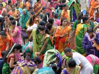 पती-पत्नीच्या हळूवार नात्याची वीण, सौभाग्यवतींनी केले वडाच्या झाडाचे पूजन - Marathi News | Wreaths of husband and wife, worship of Vada tree made by fortunate men | Latest kolhapur Photos at Lokmat.com