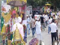 स्वत:ला जिवंत सिद्ध करण्यासाठी 102 वर्षांच्या वृद्धाने काढली वरात - Marathi News | rohtak to prove himself alive the 102 year old took out his procession see photos | Latest national Photos at Lokmat.com