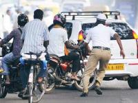 वाहनाची चावी काढण्याचा पोलिसांना अधिकारच नाही; जाणून घ्या वाहनचालकांचा हक्क - Marathi News | Police do not have the right to remove the vehicle's keys; Learn Drivers' Rights | Latest auto Photos at Lokmat.com
