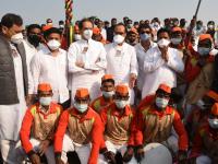 शिवरायांची सांकेतिक भाषा, अजितदादांचे डोळे अन् मुख्यमंत्री उद्धव ठाकरेंची फिरकी...शिवनेरीवर काय घडलं? - Marathi News | Shivjayanti Ustav at Shivneri Fort in Presence of CM Uddhav Thackeray & AJit Pawar | Latest politics Photos at Lokmat.com