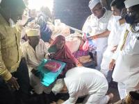 ... अन कृषीमंत्र्यांनी चक्क शेतकरी दाम्पत्याचे पायच धरले - Marathi News | ... and the Minister of Agriculture dadaji bhuse held the feet of a pretty farmer couple | Latest maharashtra Photos at Lokmat.com