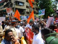 Narayan Rane vs Shivsena: लाठीमार, धरपकड अन् नुसता 'राडा'... पाहा, राणेंच्या बंगल्याबाहेरचं धुमशान - Marathi News | Narayan Rane vs Shivsena tense sitution outside Rane residence in mumbai juhu | Latest mumbai Photos at Lokmat.com