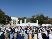 Ramzan Eid: पुण्यातील गोळीबार मैदान येथे हजारो मुस्लिम बांधवांचे नमाज पठण - Marathi News | Prayers of thousands of Muslims at the firing range in Pune | Latest pune Photos at Lokmat.com