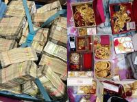 नोटांचे बंडल, सोन्याचे दागिने...; बंगाल, झारखंडमध्ये कोळसा व्यापाऱ्यांच्या घरांवर ईडीचे छापे - Marathi News | ed raid seizes cash gold coal mafia bengal jharkhand | Latest crime News at Lokmat.com नोटांचे बंडल, सोन्याचे दागिने...; बंगाल, झारखंडमध्ये कोळसा व्यापाऱ्यांच्या घरांवर ईडीचे छापे - Marathi News | ed raid seizes cash gold coal mafia bengal jharkhand | Latest crime News at Lokmat.com