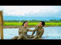 सुंदर कपलने चिखलात केलं प्री वेडिंग फोटोशूट, इंटरेस्टींग आहे कारण.... - Marathi News | Couple promote farming before pre wedding photoshoot of couple in mud see pics | Latest jarahatke Photos at Lokmat.com