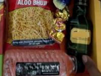 काय सांगता राव! पठ्ठ्यानं लग्नाच्या पत्रिकेसह घरोघरी पाठवली दारूची बाटली अन्...; पाहा फोटो - Marathi News | liquor invitation on wedding card with bottle of mineral water in chandrapur | Latest jarahatke Photos at Lokmat.com