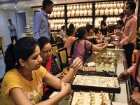 Gold-Silver Rate: सोन्याच्या किंमतीत वाढ; मात्र चांदीच्या भावात ३०० रुपयांनी घसरण, आजचा नेमका दर, जाणून घ्या...! - Marathi News | Gold-Silver Rate: Rising gold prices; However, the price of silver fell by 300 rupees, today's exact price, know ...! | Latest national Photos at Lokmat.com