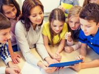 मुलांना इंटरनेटचा योग्य वापर करायला शिकवा, 'या' टिप्स करतील मदत - Marathi News | parents alert keep your child away from internet | Latest relationship Photos at Lokmat.com