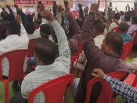 कामगारांचा संताप आता रस्त्यावर उतरू लागला आहे, कारण.. - Marathi News | The anger of the workers is now starting to take to the streets, because... | Latest editorial News at Lokmat.com