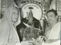 तुळजाभवानीचं दर्शन घेतल्यानंतर इंदिरा गांधींनी 'त्या' अधिकाऱ्याला जाब विचारला - Marathi News | After visiting Tulja Bhavani, Indira Gandhi asked the officer for an answer | Latest national Photos at Lokmat.com