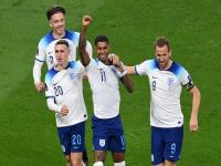 FIFA World Cup 2022: विजयाच्या आनंदात खेळाडूने तोडले नियम; शर्ट काढला अन् गर्लफ्रेंडला मैदानातच केला किस - Marathi News | England's player Jack Grealish takes off his T-shirt and kisses his girlfriend after winning the match against Iran in FIFA World Cup 2022 Qatar | Latest other-sports Photos at Lokmat.com