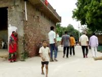 कमाल! एका व्यक्तीने स्वखर्चातून केला संपूर्ण गावाचा ‘विकास’; आकडा वाचून व्हाल थक्क - Marathi News | ramgopal dixit makes excellent development work in his etah up village personal money spent | Latest jarahatke Photos at Lokmat.com