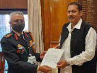 उदयनराजेंच्या भेटीगाठी, लष्करप्रमुखांनाही दिलंय निवेदन साताऱ्यासाठी - Marathi News | A statement was also given to the army chief narvane during Udayan Raje's meeting | Latest national Photos at Lokmat.com