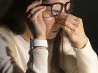 धोक्याची घंटा! फोन, लॅपटॉपचा जास्त वापर घातक; तरुणांमध्ये वाढली 'ड्राय आईज'ची समस्या - Marathi News | health long time screen exposure increasing cases of dry eyes in youth know other reasons for eye problems | Latest sakhi Photos at Lokmat.com