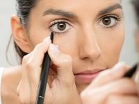 सुंदर दिसण्यासाठी रोज काजळ लावताय? 'या'५ चुका टाळा, डोळ्यांचे तेजही हरवेल... - Marathi News | Do you apply mascara kajal every day to look beautiful Avoid these 5 mistakes your eyes will lose their shine | Latest sakhi Photos at Lokmat.com