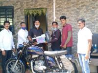 सन्मान धाडसाचा... मयूर शेळकेच्या दारात उभी राहिली जावा कंपनीची 'नवी कोरी बाईक' - Marathi News | Honor of courage ... Java company's new blank bullet erected at the door of Mayur Shelke pointman of railway wangni | Latest navi-mumbai Photos at Lokmat.com