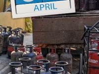 मोठा दिलासा...! LPG गॅस सिलिंडर 41 रुपयांनी स्वस्त झाला; जाणून घ्या, तुमच्या महानगरातील नवे दर - Marathi News | Big relief commercial LPG gas cylinder becomes cheaper by Rs 41; Know the new rates in your metro cities | Latest business Photos at Lokmat.com