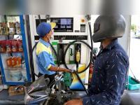 Crude Oil Record Fall: खुशखबर! वर्षातील सर्वात खालच्या पातळीवर आलं क्रूड ऑईल, पेट्रोलही 84 रुपये लिटर - Marathi News | Crude Oil lowest this year know about petrol diesel latest price petrol diesel price of 12th december 2022 | Latest business Photos at Lokmat.com