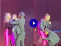 Video: कॉन्सर्टमध्ये गात होती बॉलिवूड गायिका, अचानक चाहत्याने स्टेजवर येऊन तिचे दोन्ही पाय पकडले अन् पुढे... - Marathi News | fan misbehaved with Bollywood singer kanika kapoor was performing on stage video viral | Latest filmy News at Lokmat.com