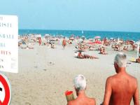 Social Viral: 'या' समुद्र किनाऱ्यावर कपडे घालणाऱ्यांकडून आकारला जातो लाखो रुपयांचा दंड! - Marathi News | Social Viral: Lakhs of rupees are charged from those who wear clothes on 'this' beach! | Latest social-viral Photos at Lokmat.com