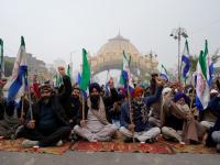 रस्ते बंद, रेल्वे वाहतूक ठप्प, जनजीवन विस्कळीत, पंजाबमध्ये शेतकऱ्यांचं आक्रमक आंदोलन - Marathi News | Punjab Bandh: Roads closed, rail traffic halted, normal life disrupted, farmers' aggressive protest in Punjab | Latest national Photos at Lokmat.com