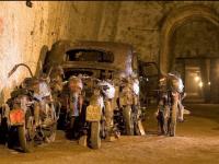 शेकडो वर्ष बंद होतं हे भुयार, व्यक्तीने आत जाऊन पाहिलं तर झाला अवाक्... - Marathi News | Man found forgotten tunnel behind secret door was closed for hundreds of years | Latest jarahatke Photos at Lokmat.com