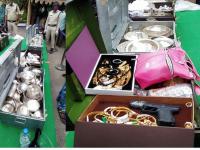 तो तहसीलदार सोडा! खजिनदाराच्या घरात ट्रंकचे ट्रंक सोने चांदी सापडले; पोलीस मोजून दमले - Marathi News | OMG! 2.4 Kg Gold, 84 Kg Silver and lots of Cash Recovered from Treasury Officer House | Latest crime Photos at Lokmat.com