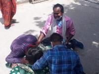 'आधी टेस्ट करा, तरच तपासणार', तब्येत बिघडलेली असूनही डॉक्टरांकडून दुर्लक्ष ;रुग्णालयाबाहेर महिलेनं सोडला जीव - Marathi News | Woman death in hospital gate after doing covid test dholpur rajastahna | Latest national Photos at Lokmat.com