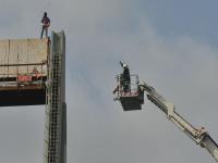 राज-उद्धव एकीसाठी कार्यकर्ता झाला 'वीरू' - Marathi News | man climb on bridge for raj thackeray and uddhav thackeray | Latest mumbai Photos at Lokmat.com