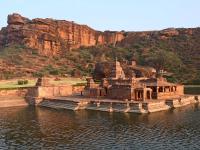 नेहेमीपेक्षा वेगळं पाहायचं असेल तर कर्नाटकातील बदामी गावात जा! काय आहे तिथे? हे वाचा! - Marathi News | Badami. A village in karnataka gives opportunity to see and know prosperous and beatuiful history | Latest travel Photos at Lokmat.com