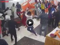 Video: बिहारमध्ये लग्नाच्या पंगतीत रसगुल्ले कमी पडल्यानं तुंबळ हाणामारी; वऱ्हाडी भिडले अन्... - Marathi News | Video: A fight broke out at a wedding in Bihar due to a shortage of rasgulla | Latest social-viral News at Lokmat.com