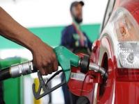 Petrol Pump वरील व्यक्ती वारंवार हे नॉब दाबत असेल, तर फसवणूक होते का? पाहा काय आहे सत्य - Marathi News | If the person at the Petrol Pump repeatedly presses this knob is it cheating See what is true petrol pump fraud | Latest business Photos at Lokmat.com