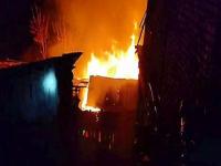 धामणगाव येथे अग्नितांडव, ‘वणव्या’ने राख केले ५० कुटुंबांचे स्वप्न; जनावरांचा कोळसा अन् ग्रामस्थांचा टाहो - Marathi News | Fire rages in Dhamangaon, wildfire turns dreams of 50 families into ashes | Latest nagpur News at Lokmat.com