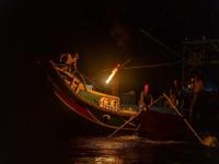 मासेमारी करताना समुद्रात पडला खलाशी; ४ दिवसांनी मध्यरात्री 'असं' काय घडलं, कुटुंबाला बसला शॉक - Marathi News | A sailor who fell into the sea at Uttan returned home after 4 days | Latest thane News at Lokmat.com