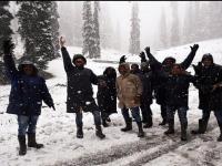 जम्मू काश्मीरमध्ये जोरदार बर्फवृष्टी; पर्यटकांसाठी आनंददायी वातावरण, पाहा फोटो - Marathi News | Heavy snowfall in Jammu and Kashmir; Pleasant atmosphere for tourists, see photos | Latest national Photos at Lokmat.com