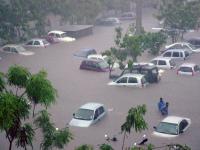 पुराच्या पाण्यात कार खराब झाली किंवा वाहून गेली तर क्लेम मिळतो का? जाणून घ्या माहिती... - Marathi News | Vehicles Damaged In Flood: Can a claim be made if a car is washed away in flood waters? Learn more | Latest business Photos at Lokmat.com