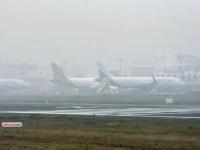 दाट धुक्यामुळे दिल्ली विमानतळाचे वेळापत्रक विस्कळीत, १३८ विमान उड्डाणे रद्द, श्रीनगरलाही फटका - Marathi News | delhi indira gandhi international airport 138 flights cancelled due to dense fog low visibility | Latest national News at Lokmat.com