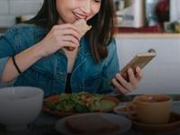 धोक्याची घंटा! तुम्हीही जेवताना फोन वापरताय? एका चुकीमुळे आतड्यांचं होतं गंभीर नुकसान - Marathi News | how fast paced urban lifestyle is damaging gut health | Latest sakhi News at Lokmat.com