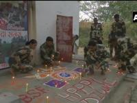 जवानांनी सीमेवर साजरी केली दिवाळी! - Marathi News | Army jawans celebrate Diwali on the border! | Latest national Photos at Lokmat.com
