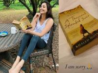 लोक हे पुस्तक वाचून रडतात आणि तू हसतेय...! डेजी शाह फोटो शेअर करून फसली, म्हणाली सॉरी - Marathi News | Daisy Shah Apologized After Being Heavily Trolled For Smiling While Posing With A Tragic Novel | Latest filmy Photos at Lokmat.com