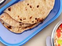 सकाळी टिफिनमध्ये ठेवलेली चपाती दुपारी वातड होते? ७ टिप्स, मऊ राहतील डब्यातील चपात्या - Marathi News | How To Make Soft Chapati At Home : Chapati Making Hacks How To Remain Chapati Soft | Latest sakhi Photos at Lokmat.com