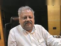 राकेश झुनझुनवालांच्या पोर्टफोलिओतील 'या' शेअरनं केली कमाल, 40 रुपयांवरून पोहोचला 2700 रुपयांवर - Marathi News | Share Market Rakesh jhunjhunwala portfolio titan share price all time high price list Rs 40 to Rs 2700 | Latest business Photos at Lokmat.com