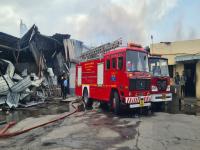 Photos: पुण्यात अग्नितांडव; जीवाची परवा न करता जवानांची कसरत, आगीची भीषण छायाचित्रे - Marathi News | Fire breaks out in warehouse in Gangadham Chowk area of Pune All the bombs in the city are at the scene | Latest pune Photos at Lokmat.com