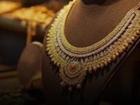 Gold Silver Price Today: सोन्याची किंमत वाढली, चांदीचे दर कमी झाले, जाणून घ्या तुमच्या शहरातील किंमती - Marathi News | Gold Silver Price Today Gold price increased, silver prices decreased, know the prices in your city | Latest business Photos at Lokmat.com